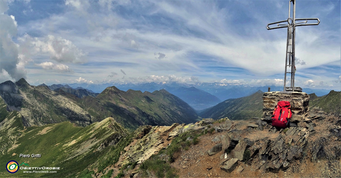 01 In vetta al Pizzo Zerna (2572 m) con vista sulla Valle del Livrio e verso la Valtellina e le Alpi Retiche.jpg